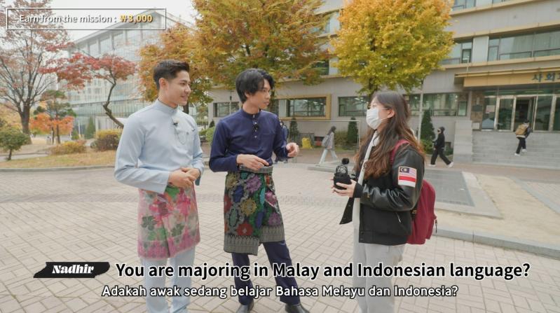 Malaysian actors visiting Hankuk University of Foreign Studies to promote Malayusian traditional clothes