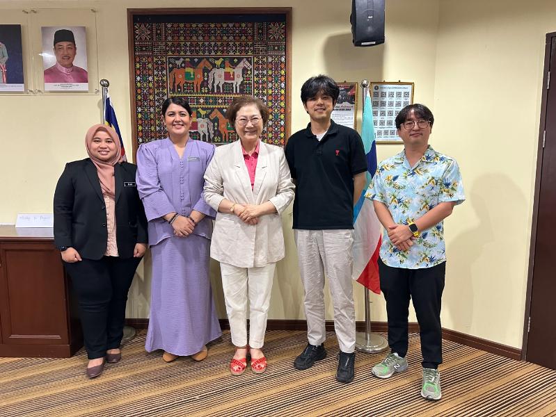 Meeting with the Minister of Culture of Sabah, Malaysia, to discuss the drama project