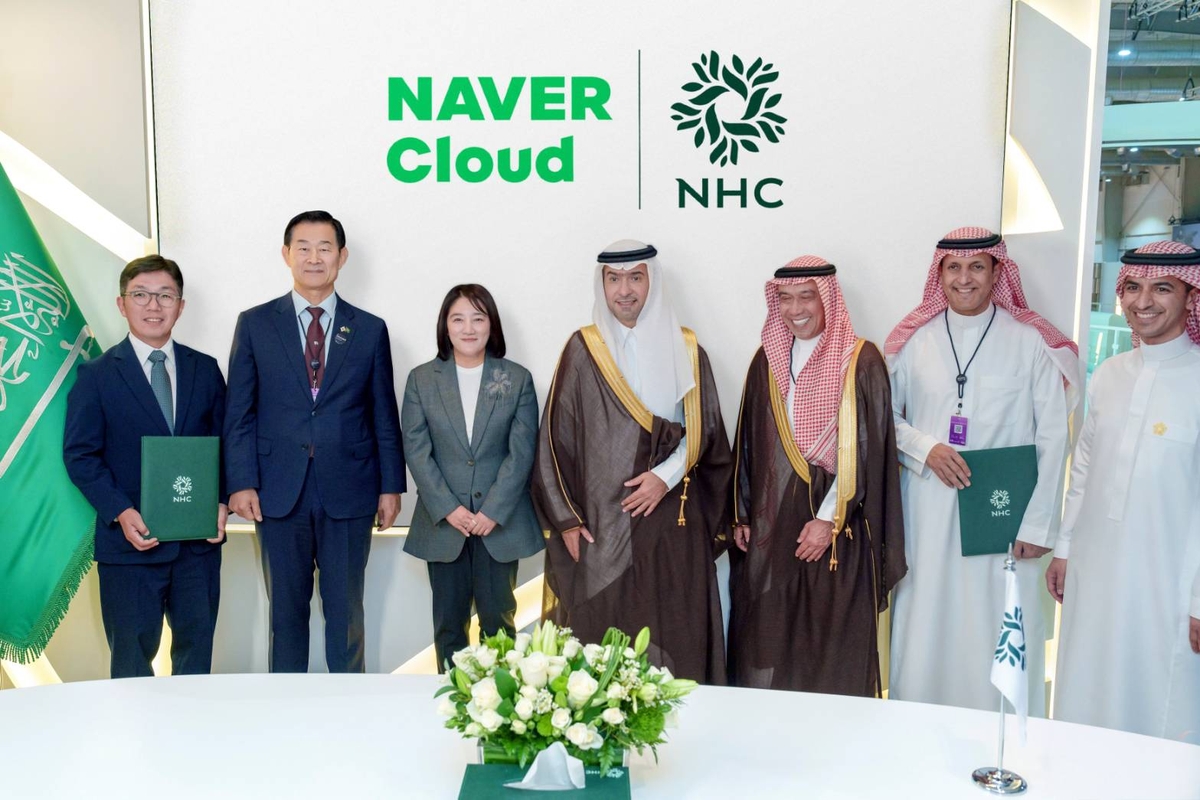 Chae Seon-ju (3rd from L), president of ESG and external affairs at Naver, and Kim Yu-won (L), CEO of Naver Cloud Corp