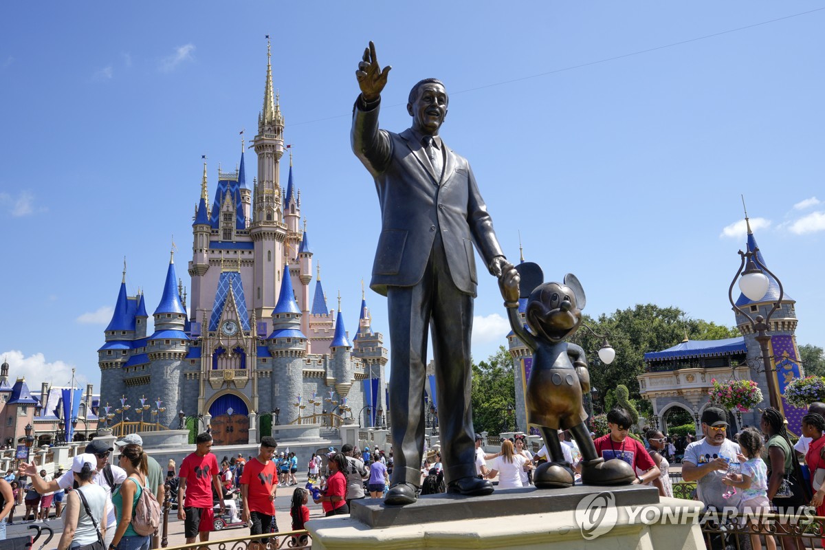 미국 디즈니월드의 월트 디즈니와 미키 마우스 동상