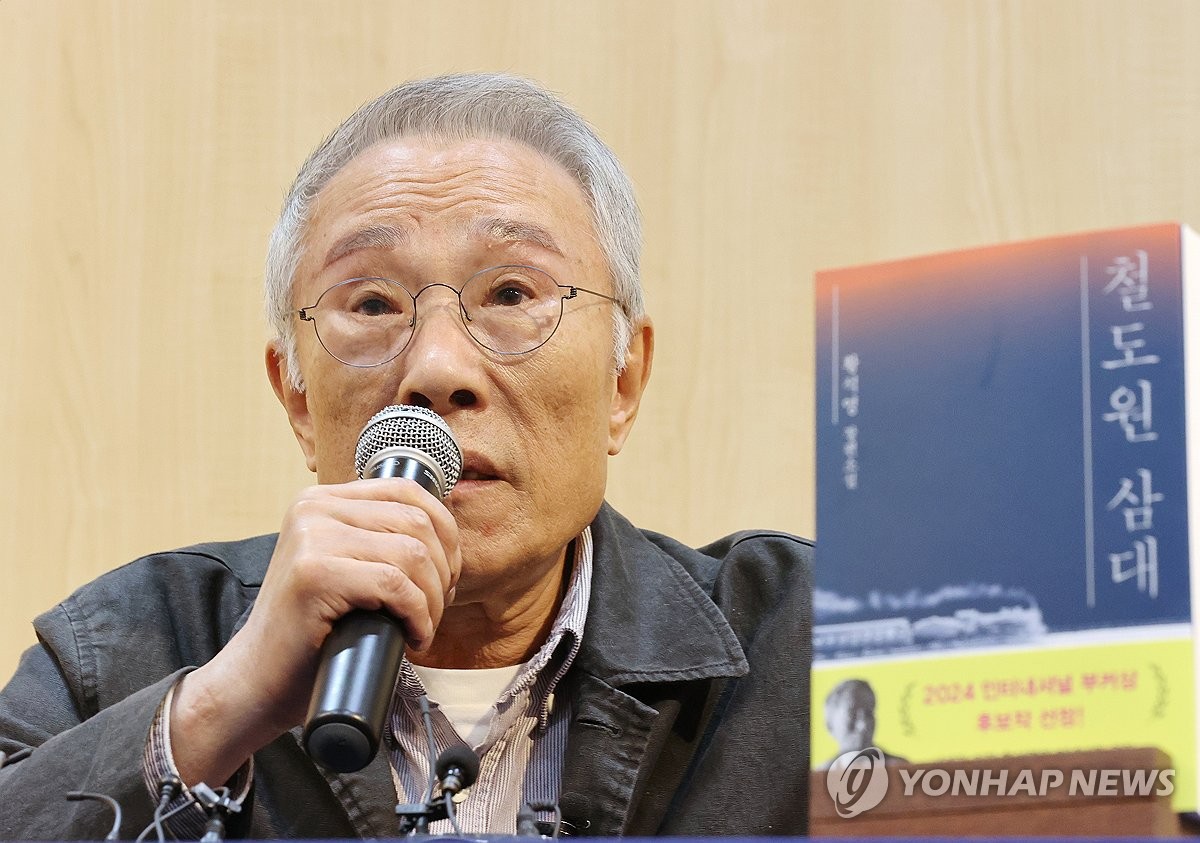 Novelist Hwang Sok-yong