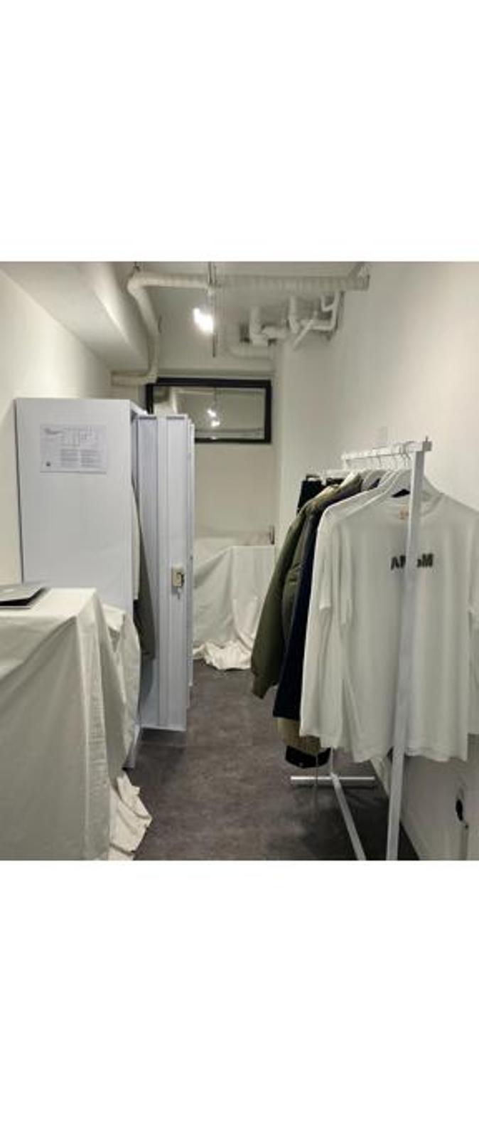 Reflecting the concept of a collection inspired by exhibition staff, the exhibition expands its space to include the staff room as part of the display.