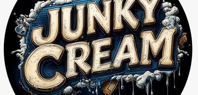 JUNKY CREAM의 로고는 스트리트 감성, 음악, 애니메이션, 디지털 IP 문화를 결합한 브랜드 정체성을 표현합니다. 강렬한 타이포그래피와 크림처럼 흘러내리는 그래픽은 자유롭고 실험적인 창작 에너지와 글로벌 엔터테인먼트 IP 스튜디오로서의 개성을 상징합니다.