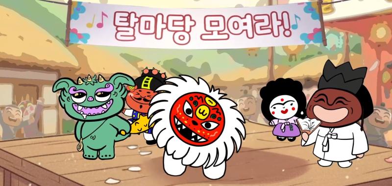 The mask dancers have gathered at the mask dance stage! 