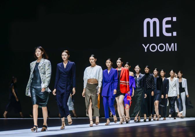 While the MEYOOMI brand, led by designer Chu Yu-mi, has established itself in modern menswear, its expansion into womenswear has generated anticipation for a line that embodies the brand's signature modern, androgynous aesthetic. MEYOOMI pursues a sense of luxury through clean, minimalist lines. Seemingly simple yet dynamic, Refined yet captivating, Still yet active— The brand expresses these inherent tensions and desires through its streamlined silhouettes and styling.  The MEYOOMI fashion show left a lasting impression, creating a stage where the beauty of nature, lingering visual traces, and the garments harmoniously came together.