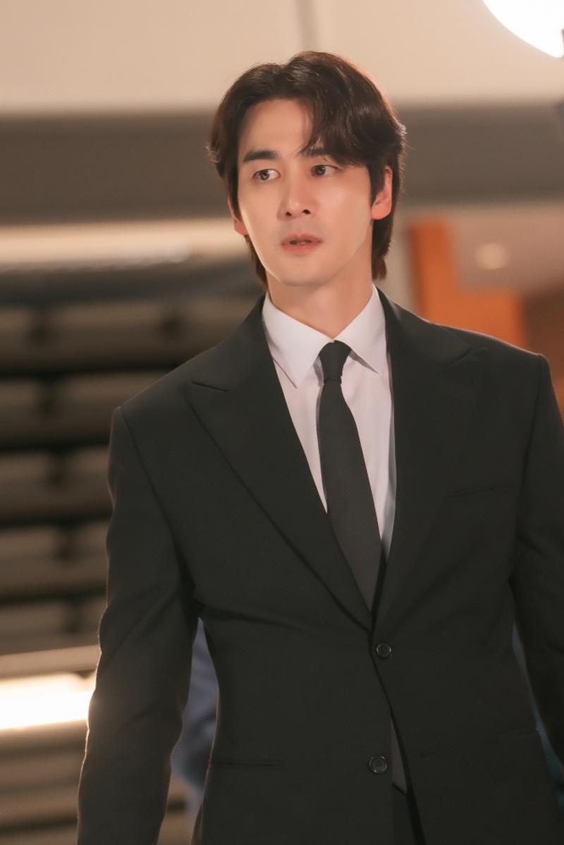 Kim Sun-jae(Legal Team Leader of Mingang Group) – Oh Chang-seok