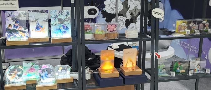 We produce acrylic key rings, acrylic dioramas, LED mood lights, music boxes, etc.