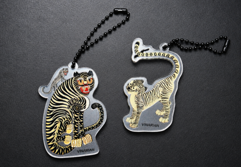 A keyring featuring a contemporary interpretation of the Magpie and Tiger motif from Korean Minhwa. Its playful expression and distinctive folk-art style bring the charm of Minhwa into everyday life.