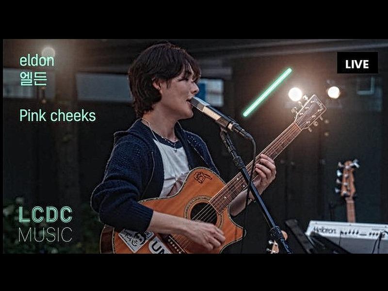 An acoustic live performance of "Pink cheeks" at LCDC LIVE session
