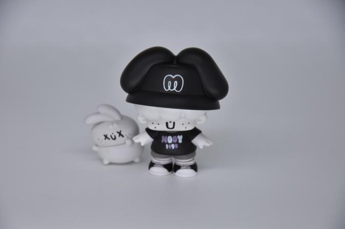 Black and white versions of the official figures of 'Taste Rabbit, Momoi' and 'Taste Collector, Nooy'